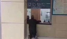 网友爆料医院窗口视频,网友直击医护人员服务瞬间